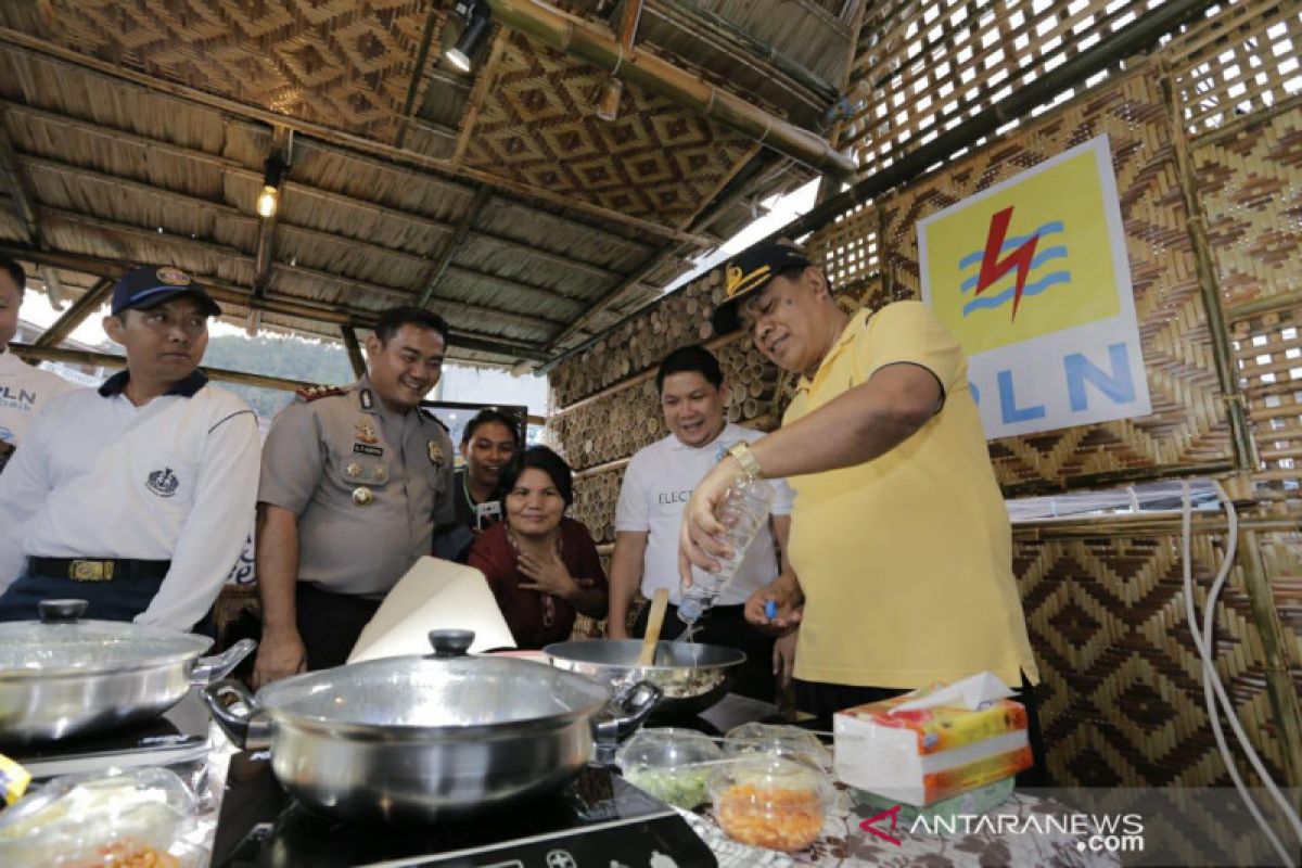 PLN Suluttenggo demo kompor induksi di Festival Pesona Sangihe