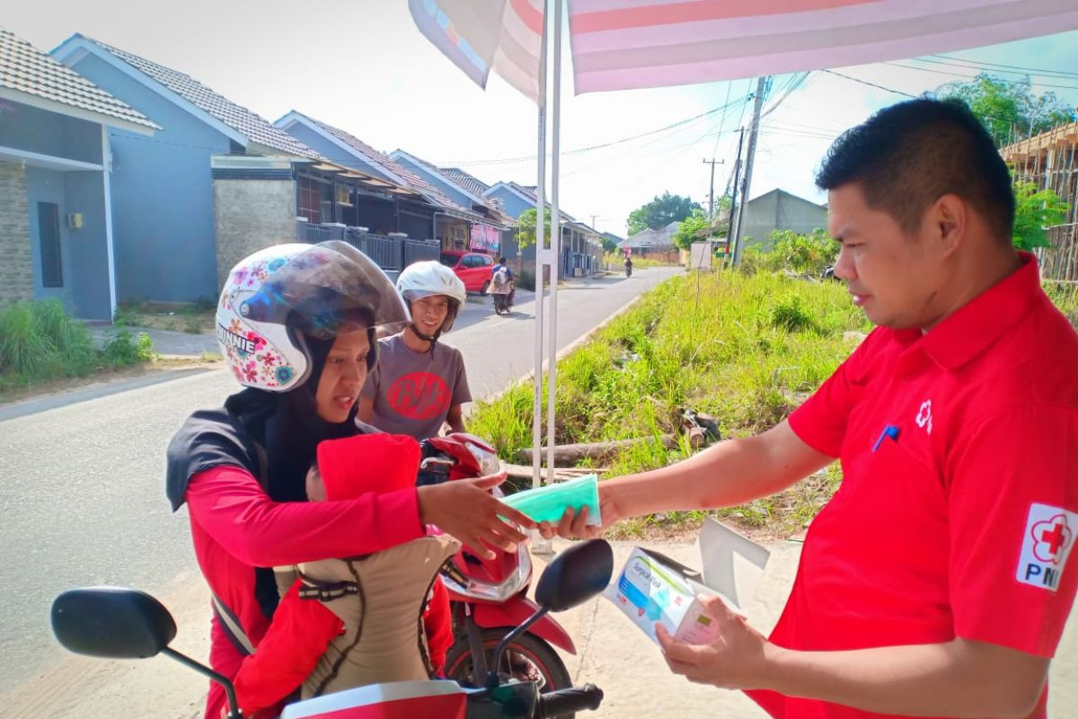 PMI Provinsi Babel bagikan ratusan masker untuk pengendara