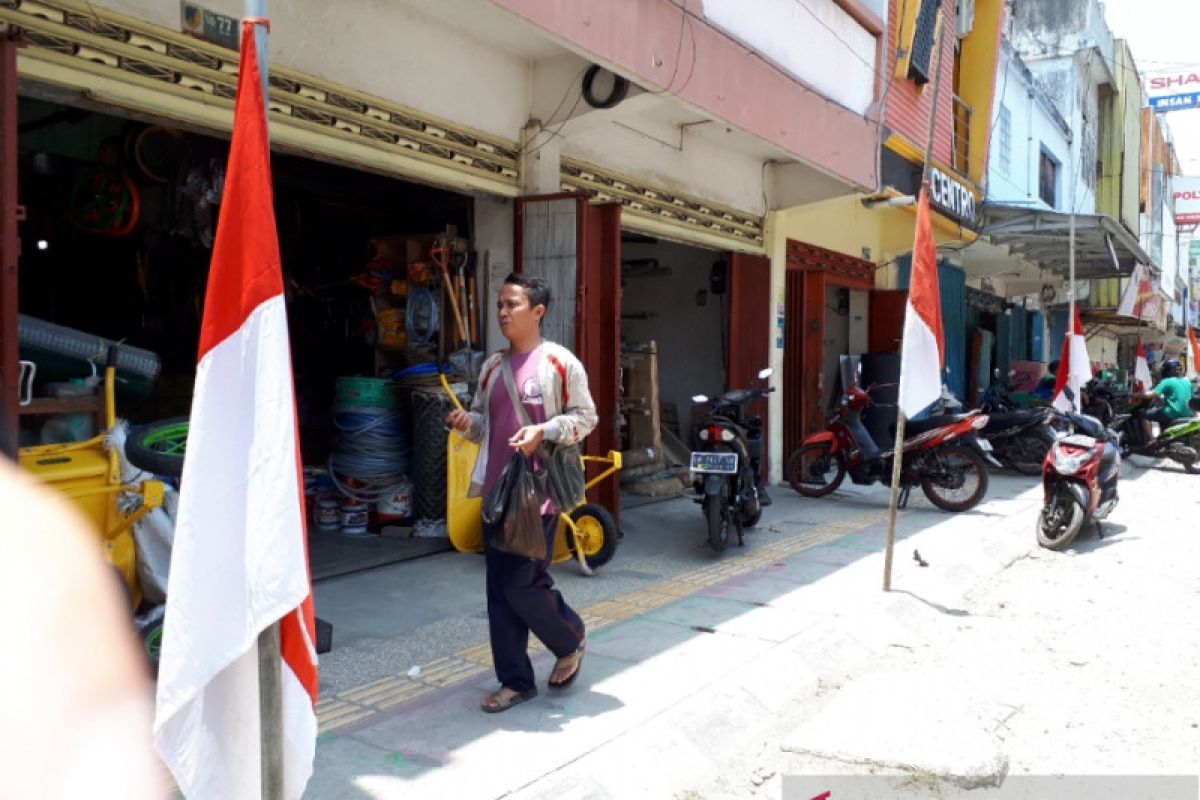 Habibie wafat, warga Palu kibarkan bendera setengah tiang