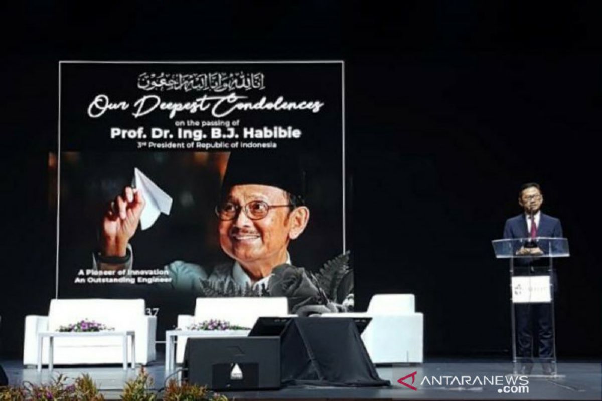 BJ Habibie diberikan penghormatan oleh insinyur se-ASEAN