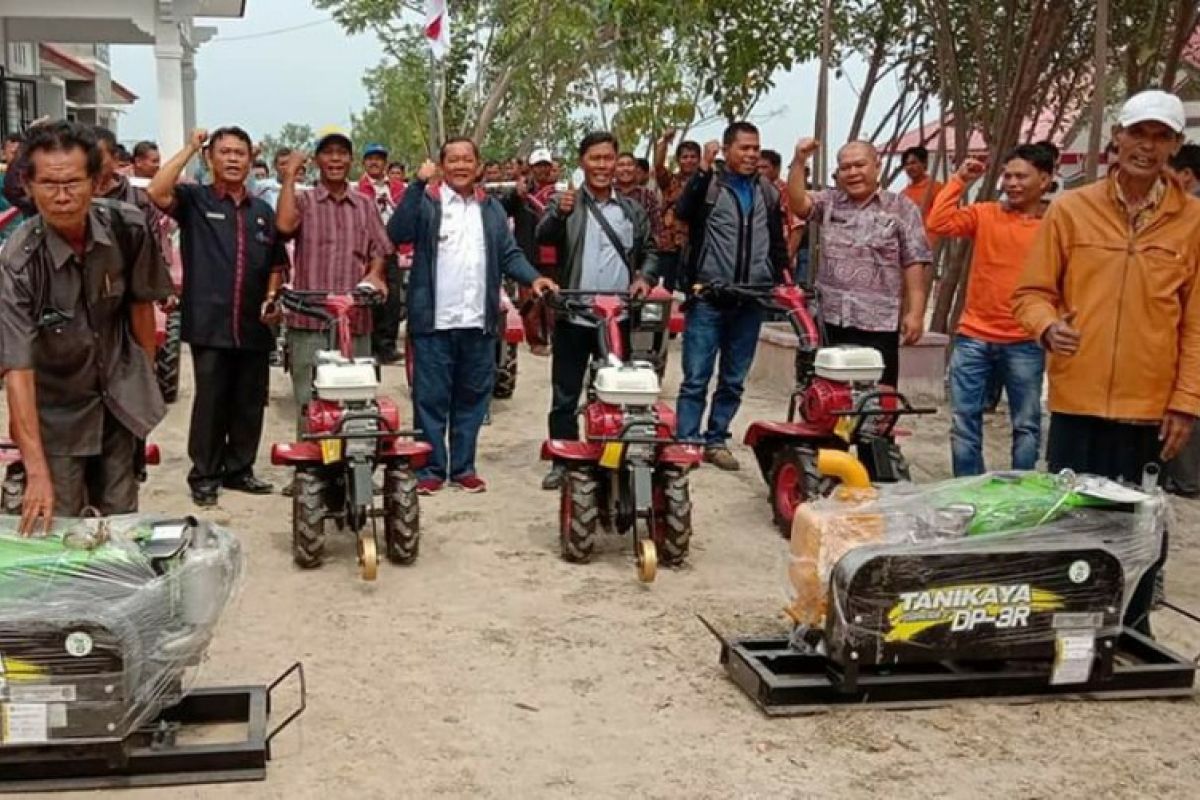 Bupati Samosir serahkan alsintan kepada kelompok tani