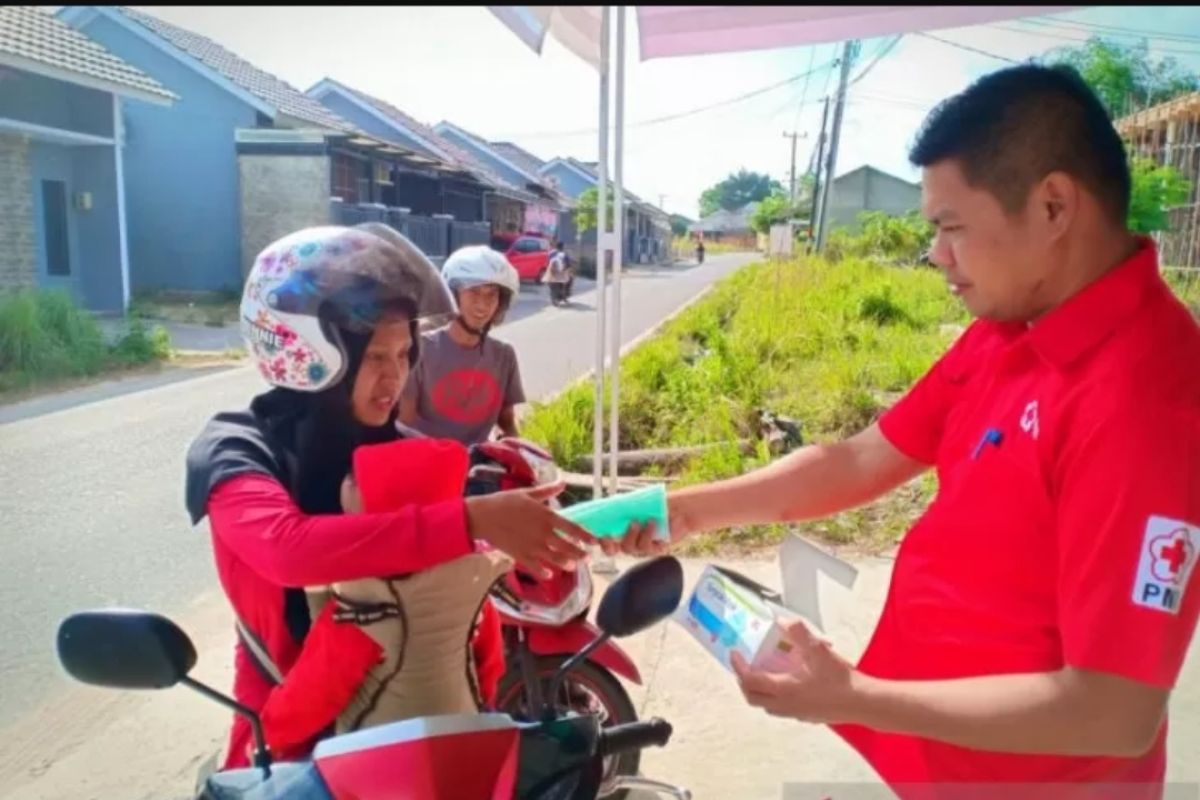 PMI Babel bagikan ratusan masker untuk pengendara