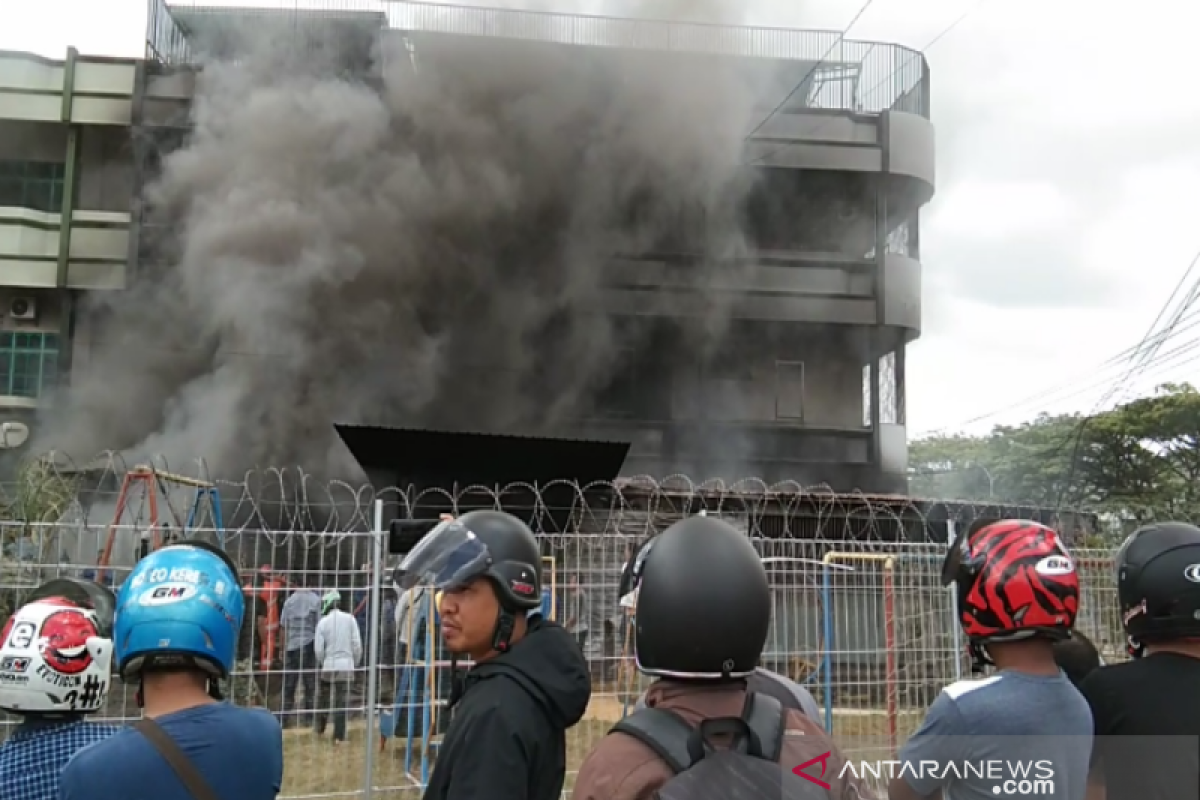 Ruko tiga lantai di Kendari dilalap "Si Jago merah"