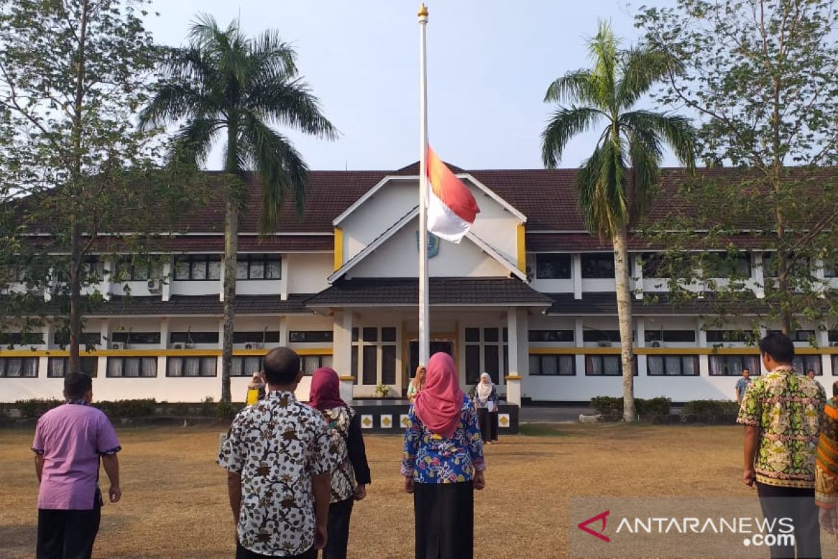 Pemerintah Kabupaten  Belitung kibarkan bendera setengah tiang untuk BJ Habibie