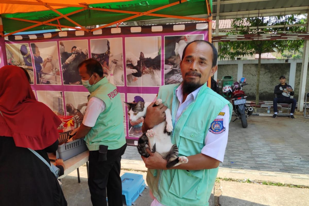 Puskeswan Tangerang Selatan vaksinasi rabies di tujuh kecamatan