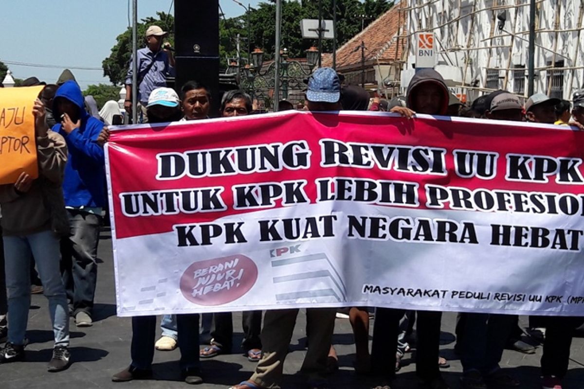 Puluhan orang menggelar aksi dukung revisi UU KPK