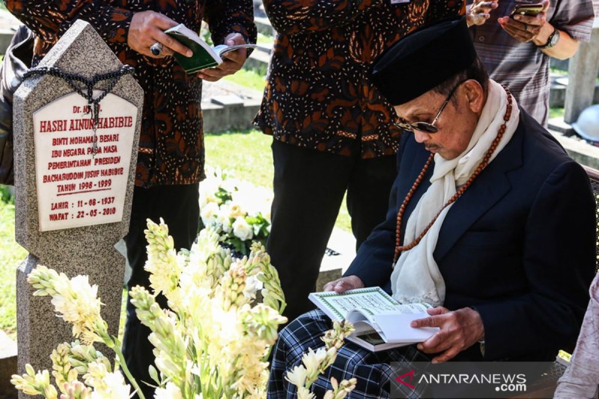 BJ Habibie, sosok sukses memadukan iptek dan imtak