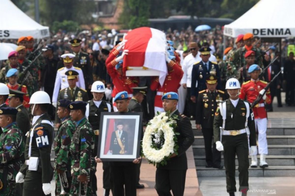 Karyawan INKA Madiun gelar shalat ghaib doakan Habibie