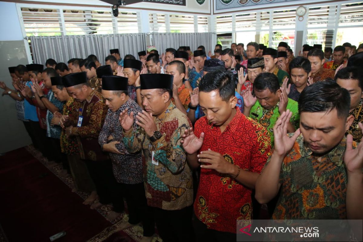 Bupati dan staf Pemkab Banyuwangi shalat ghaib