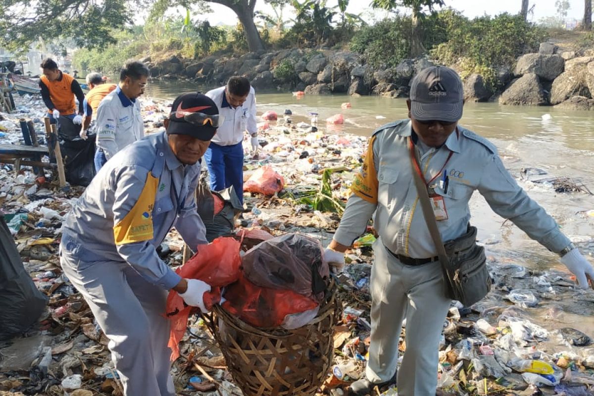 KSOP Kelas I Banten gelar bersih-bersih laut dan pantai