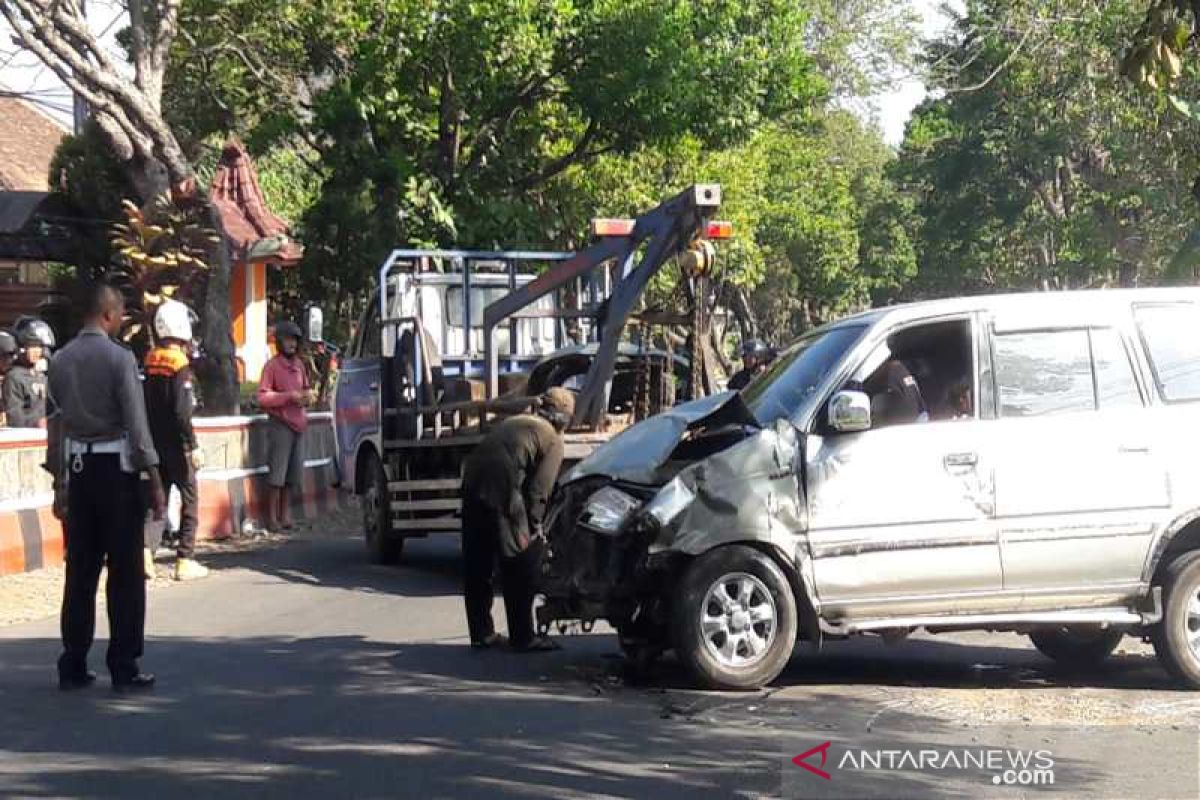 Kijang LGX angkut rombongan keluarga tabrak motor dan angkot hingga penumpangnya bergelimpangan