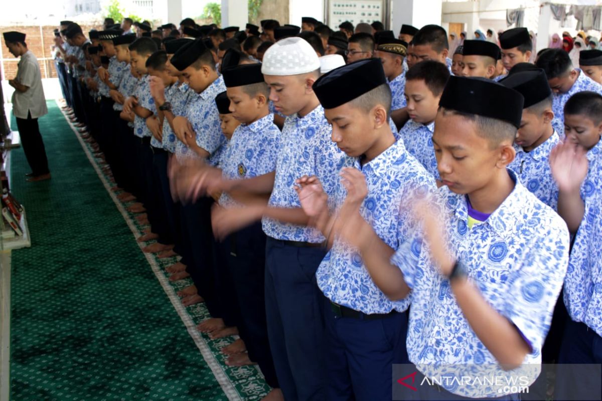 Sholat gaib untuk BJ Habibie