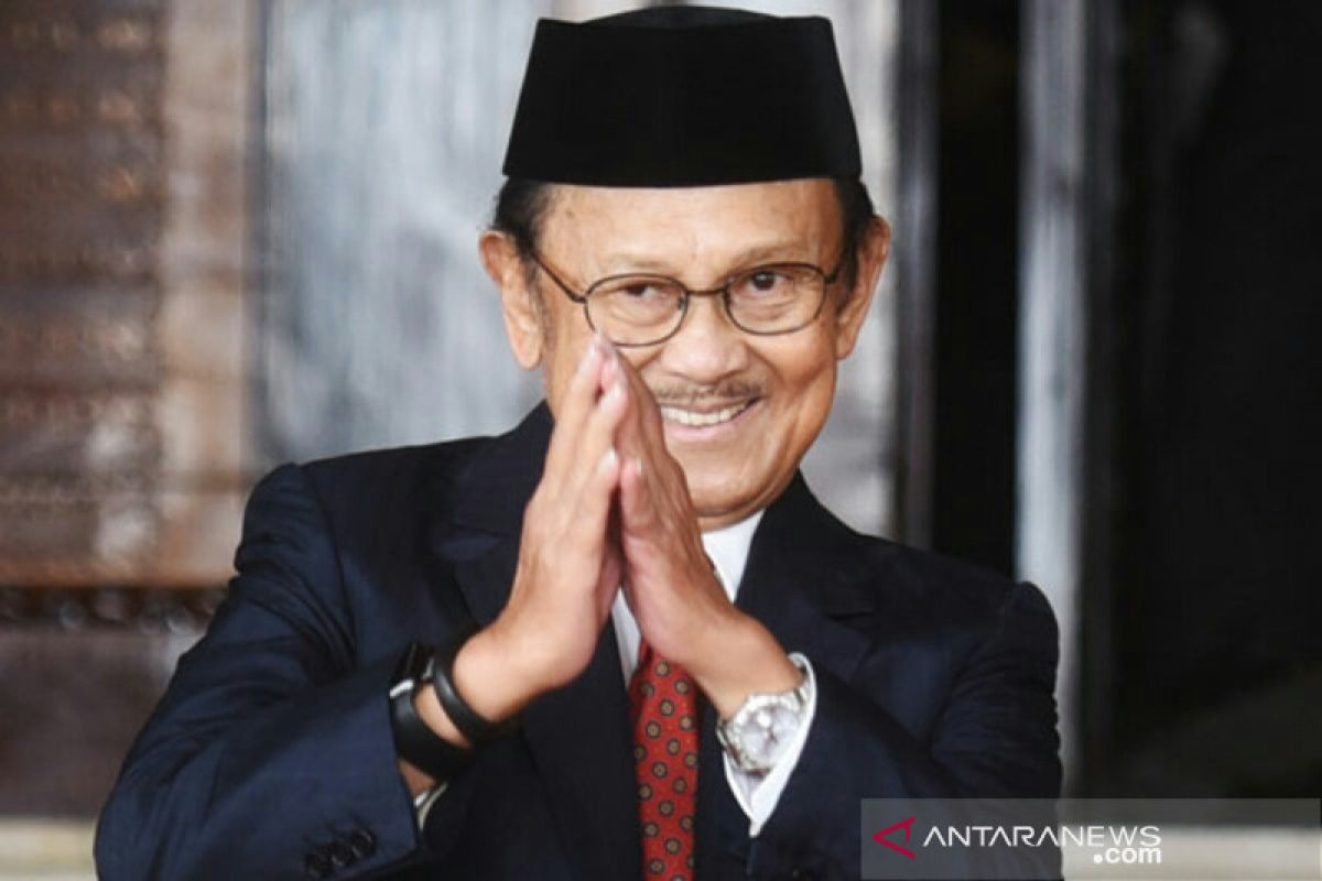 Karyawan Bank Muamalat berdoa untuk BJ Habibie