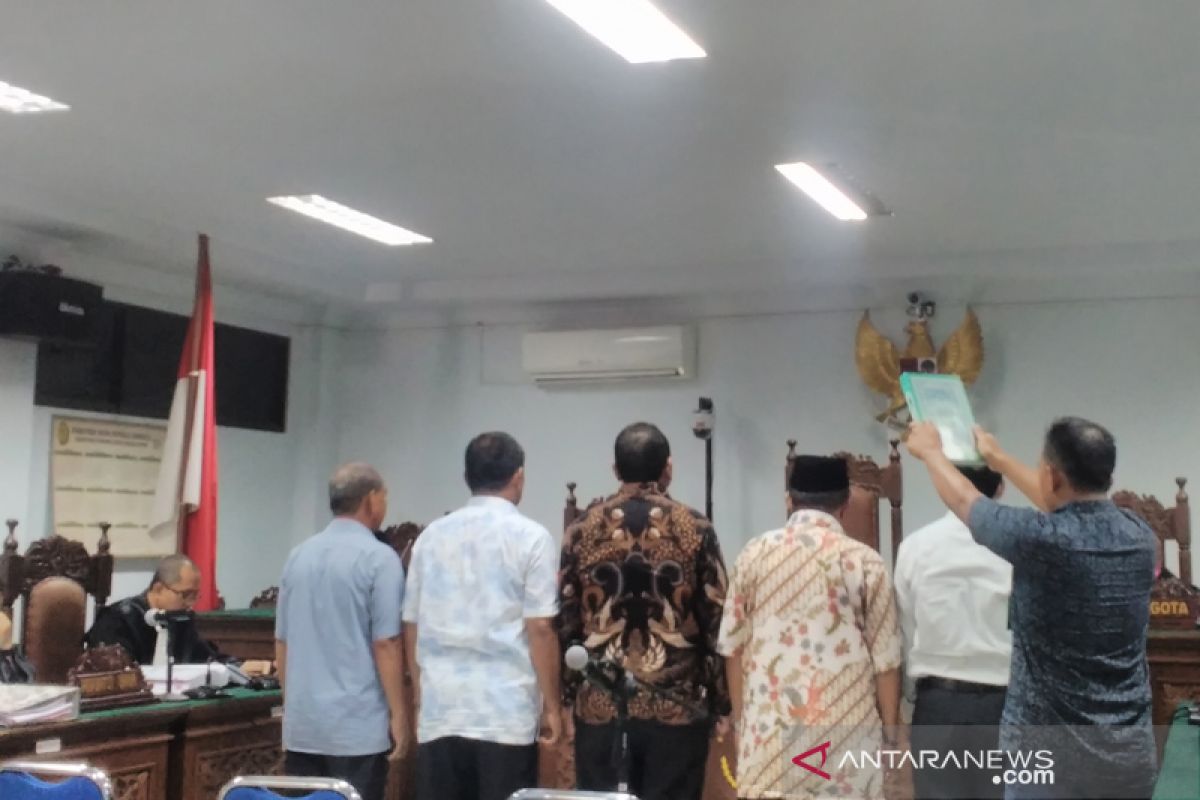 Saat sidang korupsi, mantan Bupati Simeulue mengaku sakit