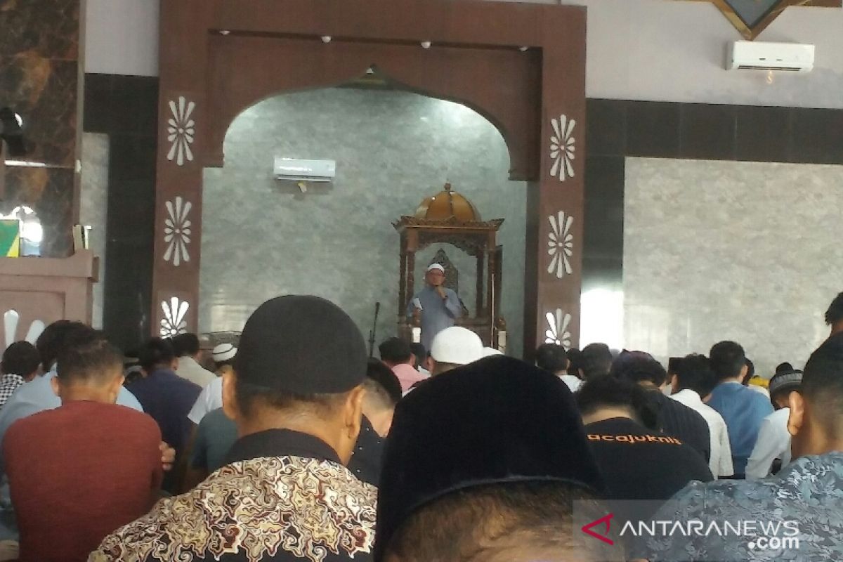 Bupati Labura dan ratusan jamaah sholat ghaib untuk BJ Habibie