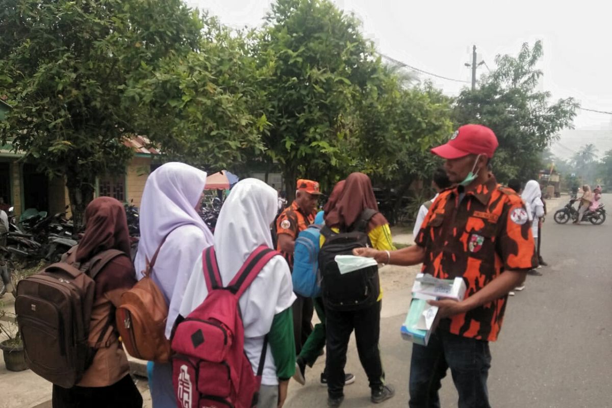 PAC PP Marbau bagi masker kepada siswa