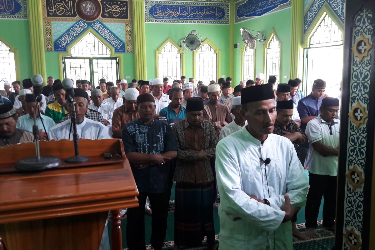 Habibie Wafat - Ratusan jamaah sholat Jumat sholat gaib buat BJ Habibie