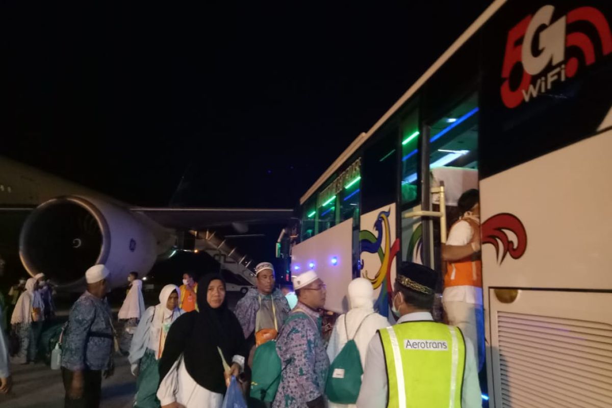 Satu meninggal, 388 jamaah kloter 10 lain tiba di Aceh