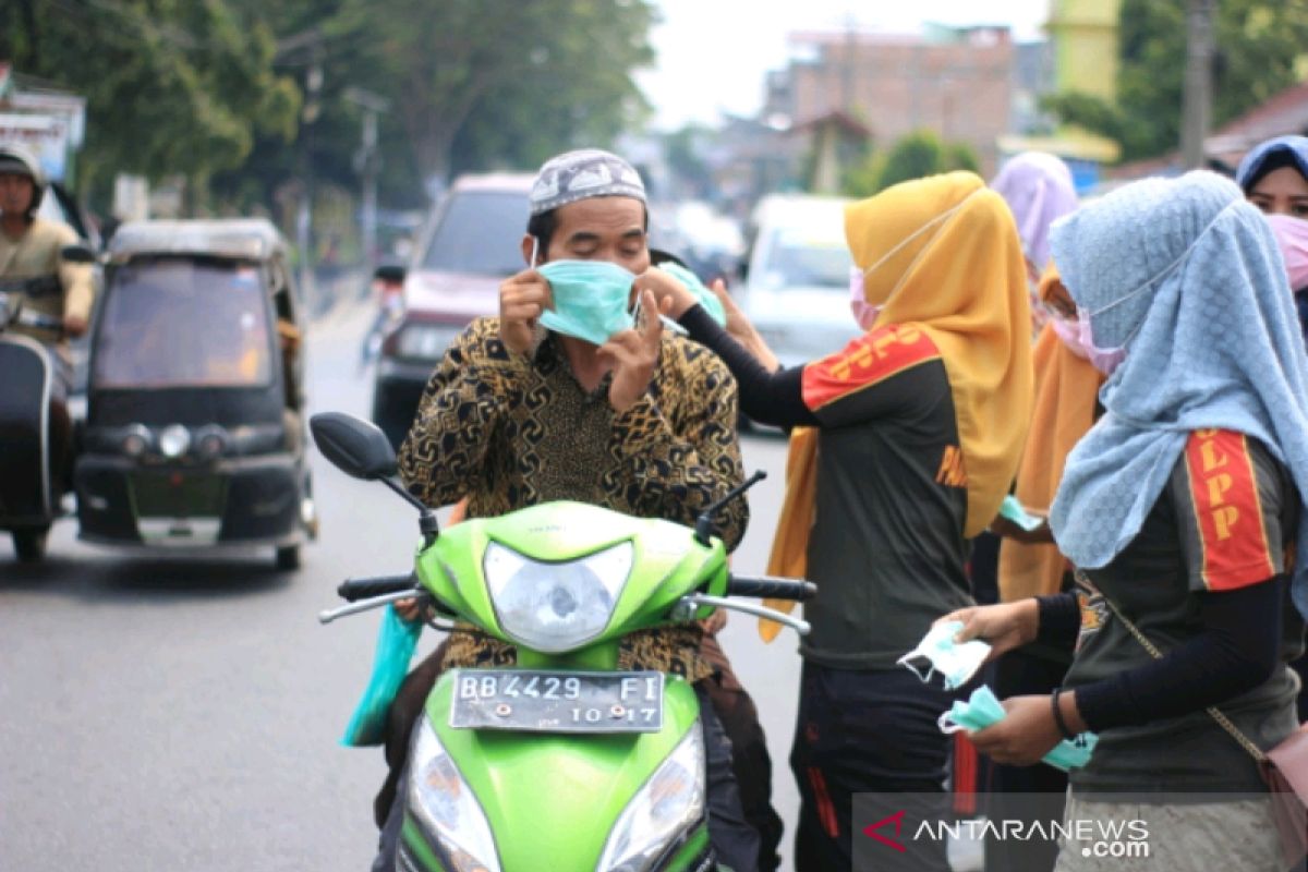 Pemkot Padangsidimpuan bagikan masker kepada masyarakat