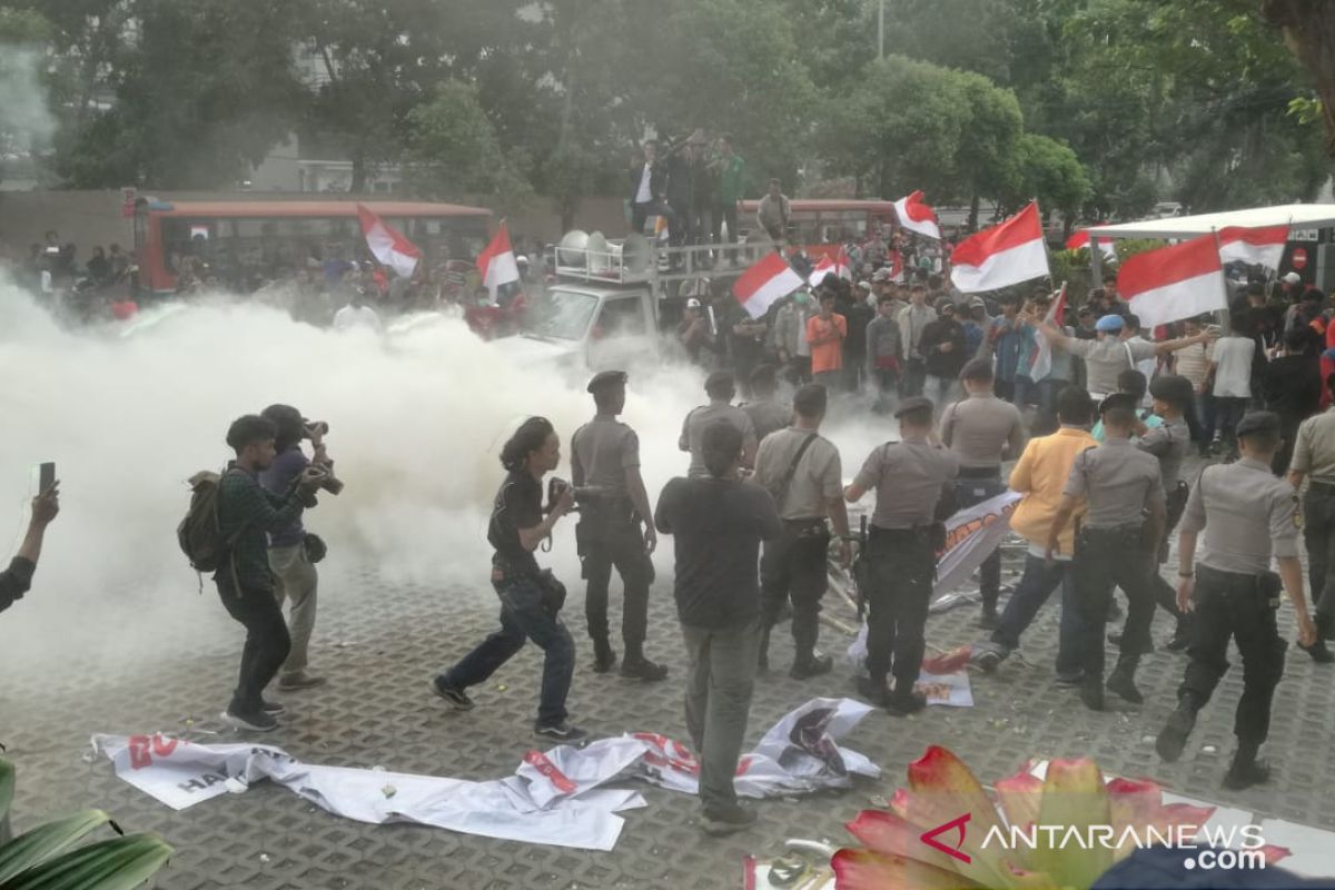 Polisi minta wartawan alami kekerasan dalam unjuk rasa KPK melapor