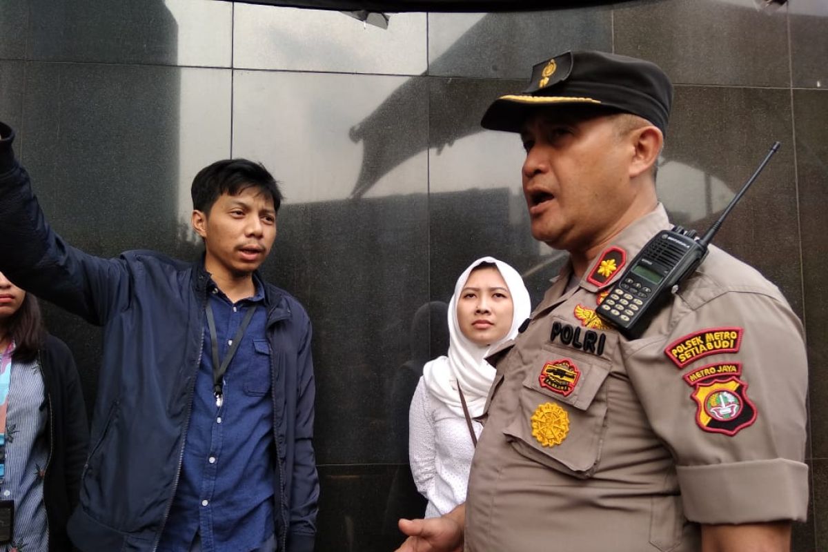 Polisi minta kain hitam yang tutupi logo KPK  di buka