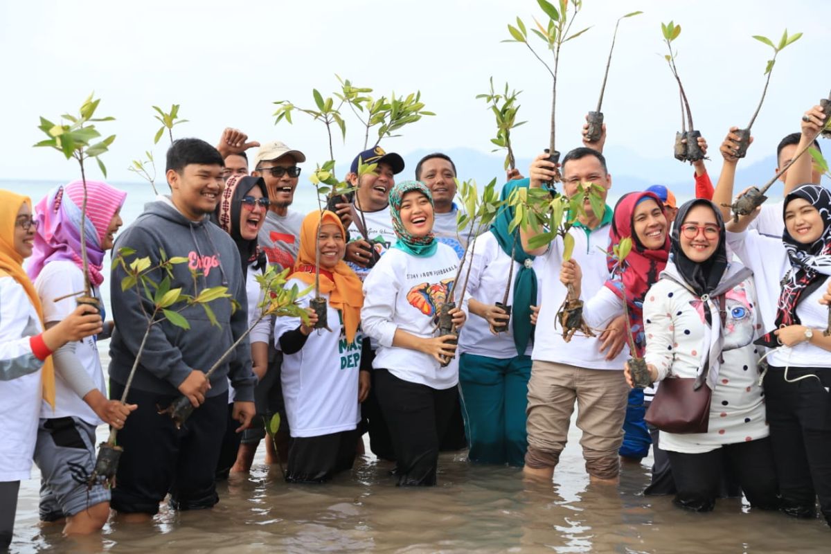 Lampung bersihkan pantai untuk majukan pariwisata