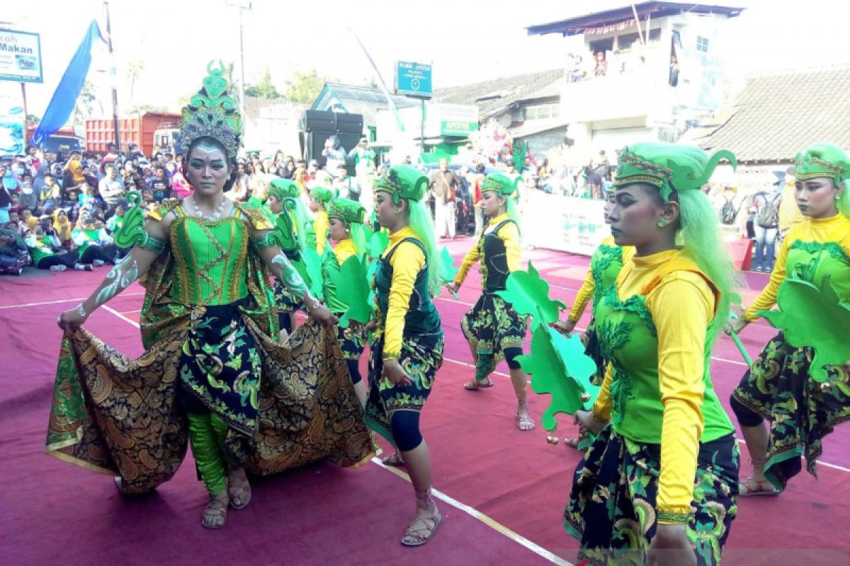 Masyarakat padati rute pawai Festival Garis Imajiner di lereng Merapi