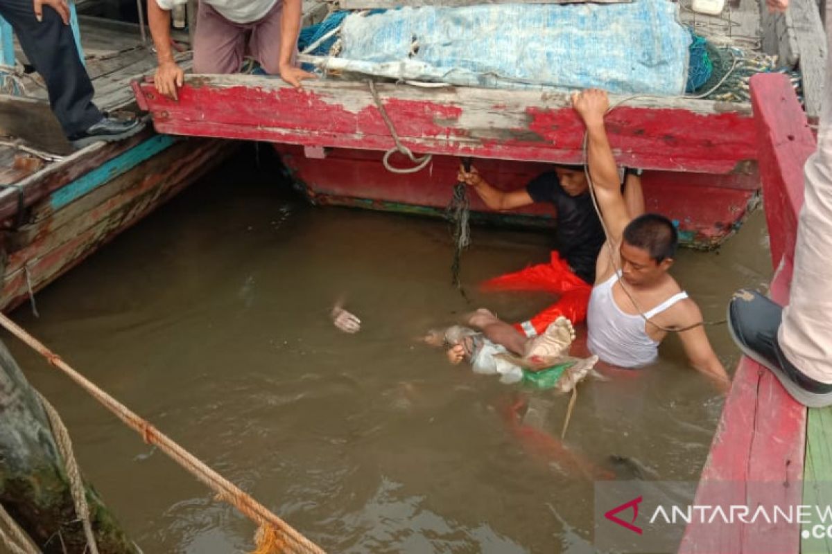 Warga temukan mayat tersangkut tali kapal di Sungai Deli