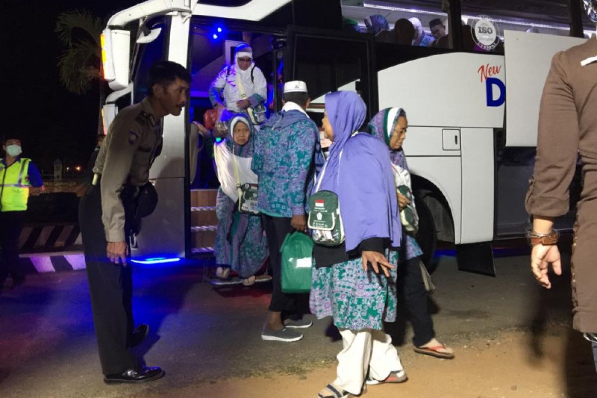 Jamaah haji  asal Lampung wafat saat perjalanan pulang di pesawat