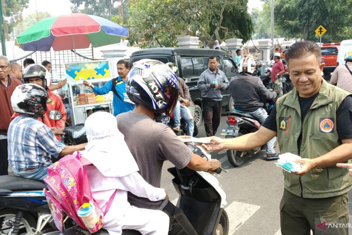 Kualitas udara memburuk, Pemkab Tanah Datar bagikan masker gratis