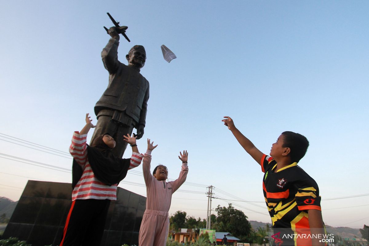 Warga Gorontalo ramai kunjungi Monumen BJ Habibie