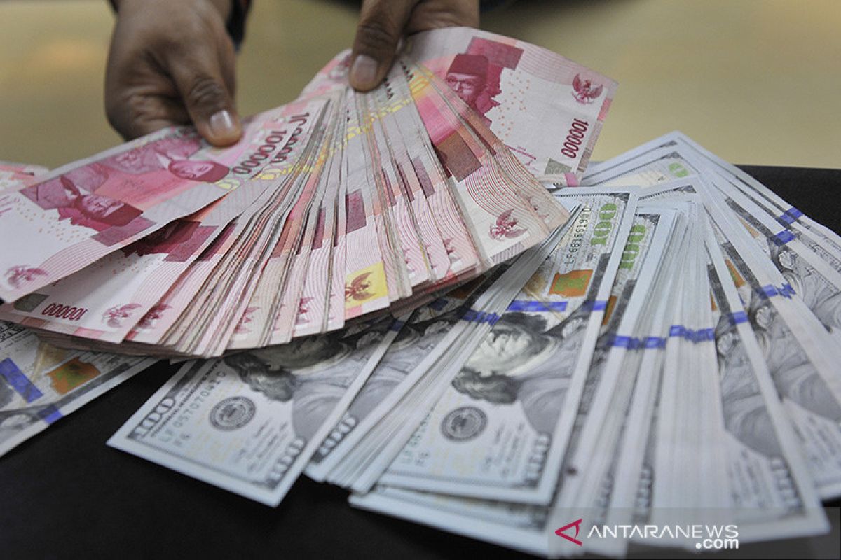 Rupiah Rabu pagi menguat 18 poin, di bawah Rp14.100