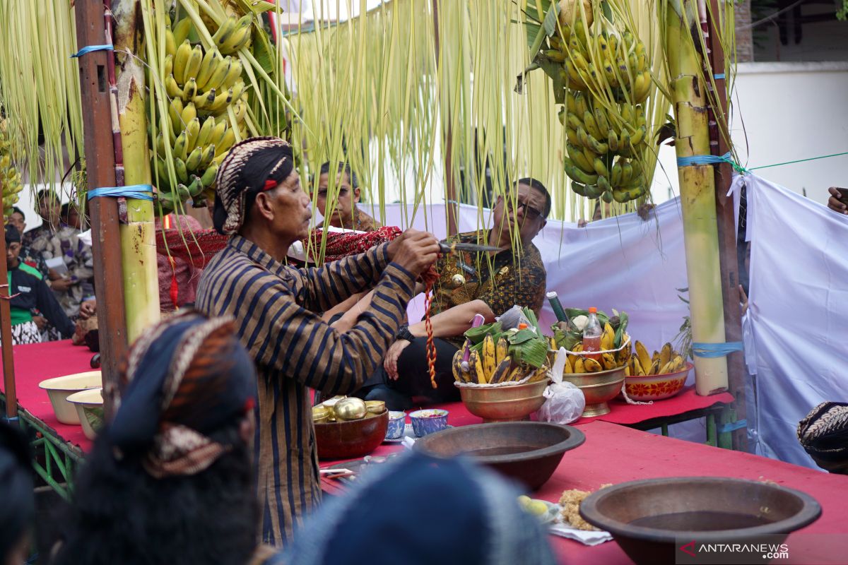 Air sisa jamasan pusaka Kiai Upas jadi rebutan warga