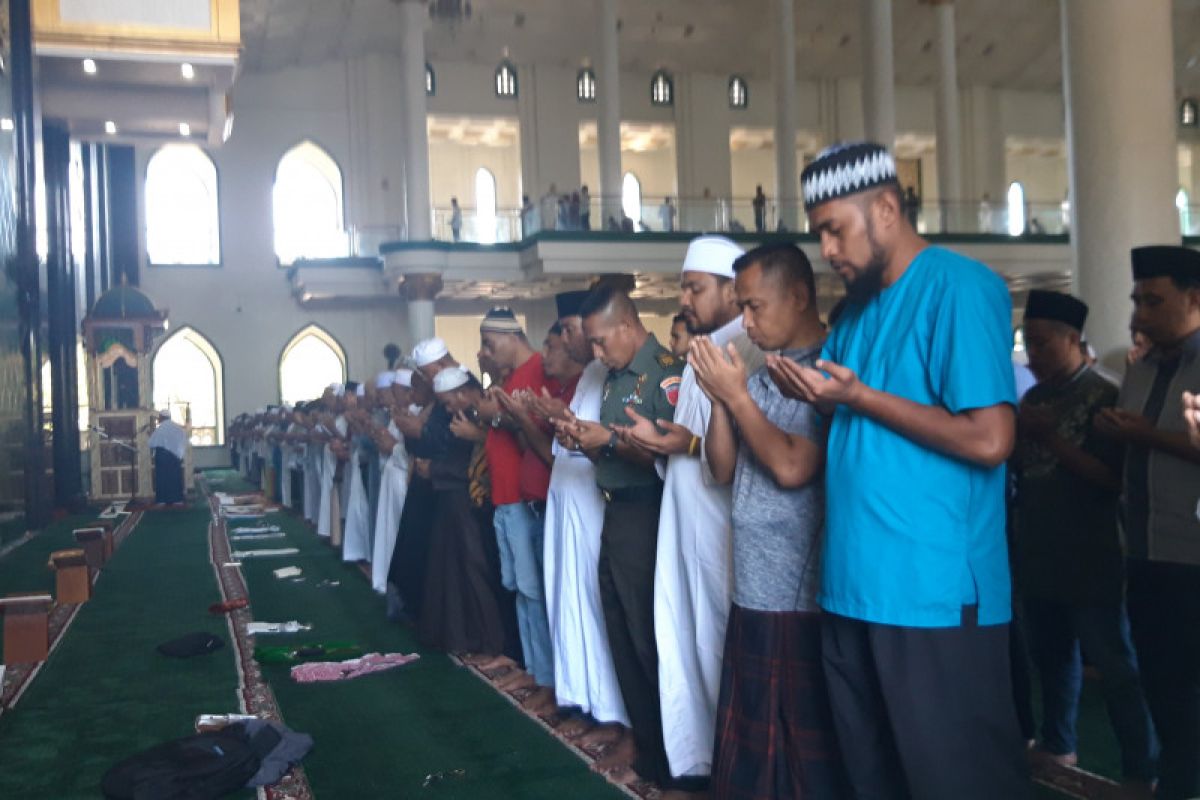 Habibie Wafat - Masyarakat di Malut sholat ghaib untuk Habibie