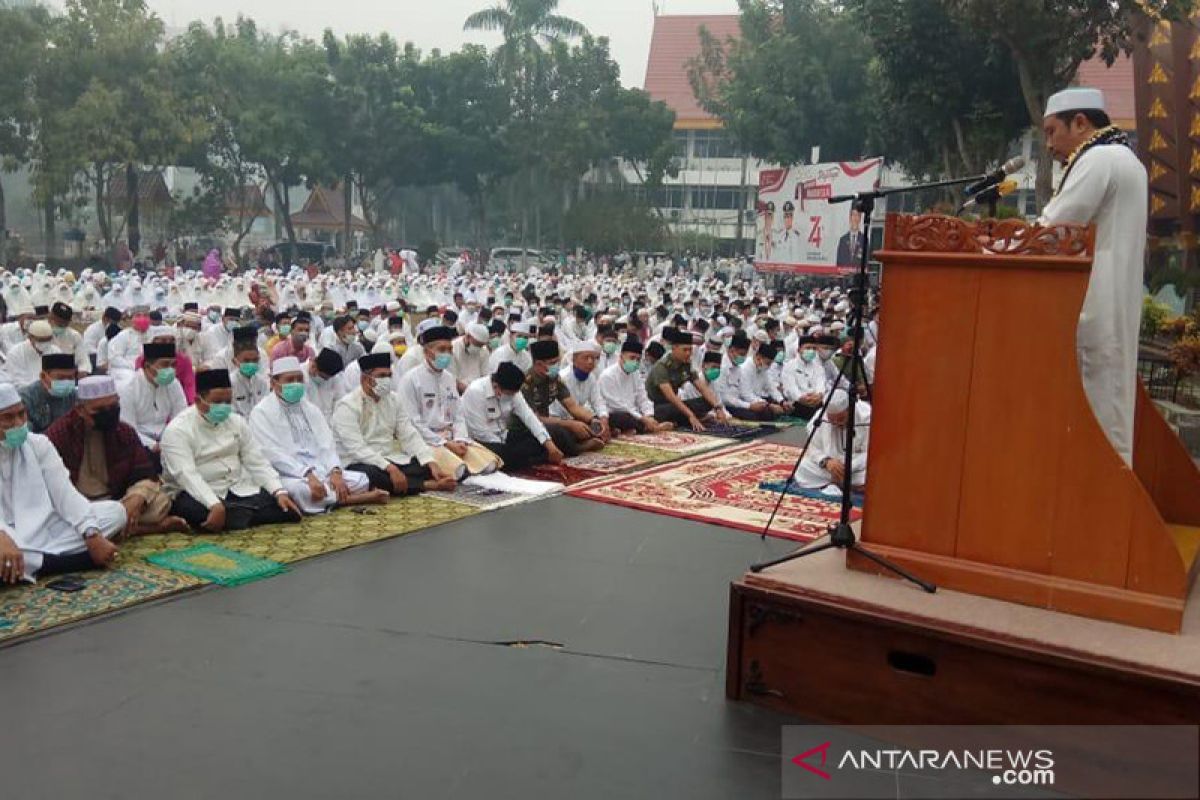 Karhutla Riau - Ribuan warga Pekanbaru kembali dirikan shalat untuk minta hujan