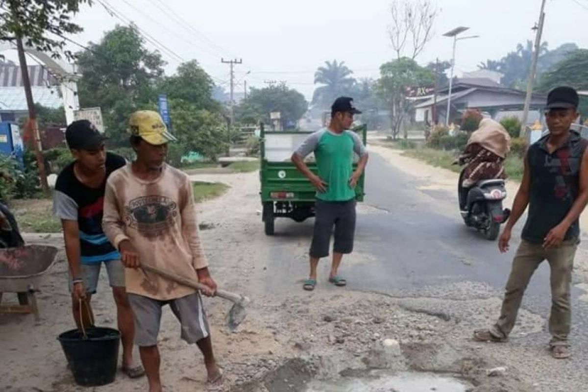 Sering kecalakaan, warga Desa Aek Batu swadaya perbaiki jalan rusak