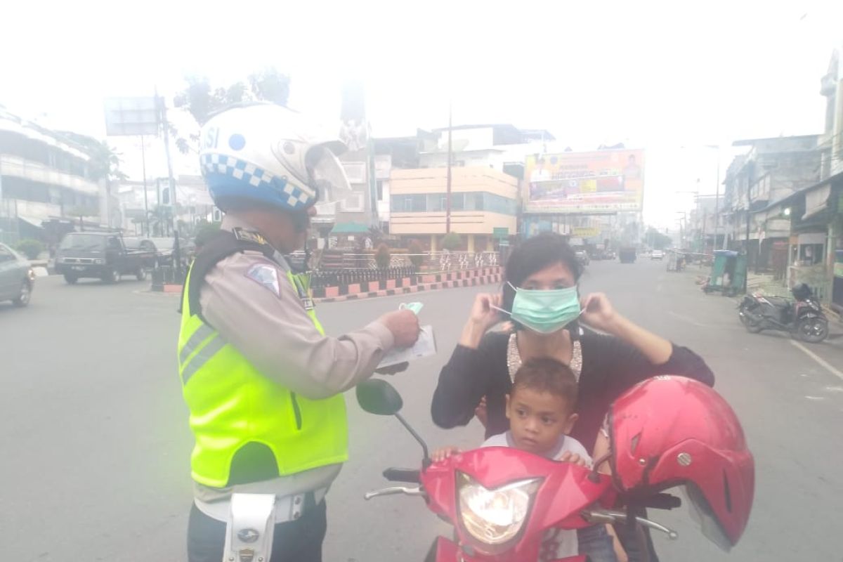 Warga Rantauprapat bagikan masker antisipasi ISPA dari polusi asap Karhutla
