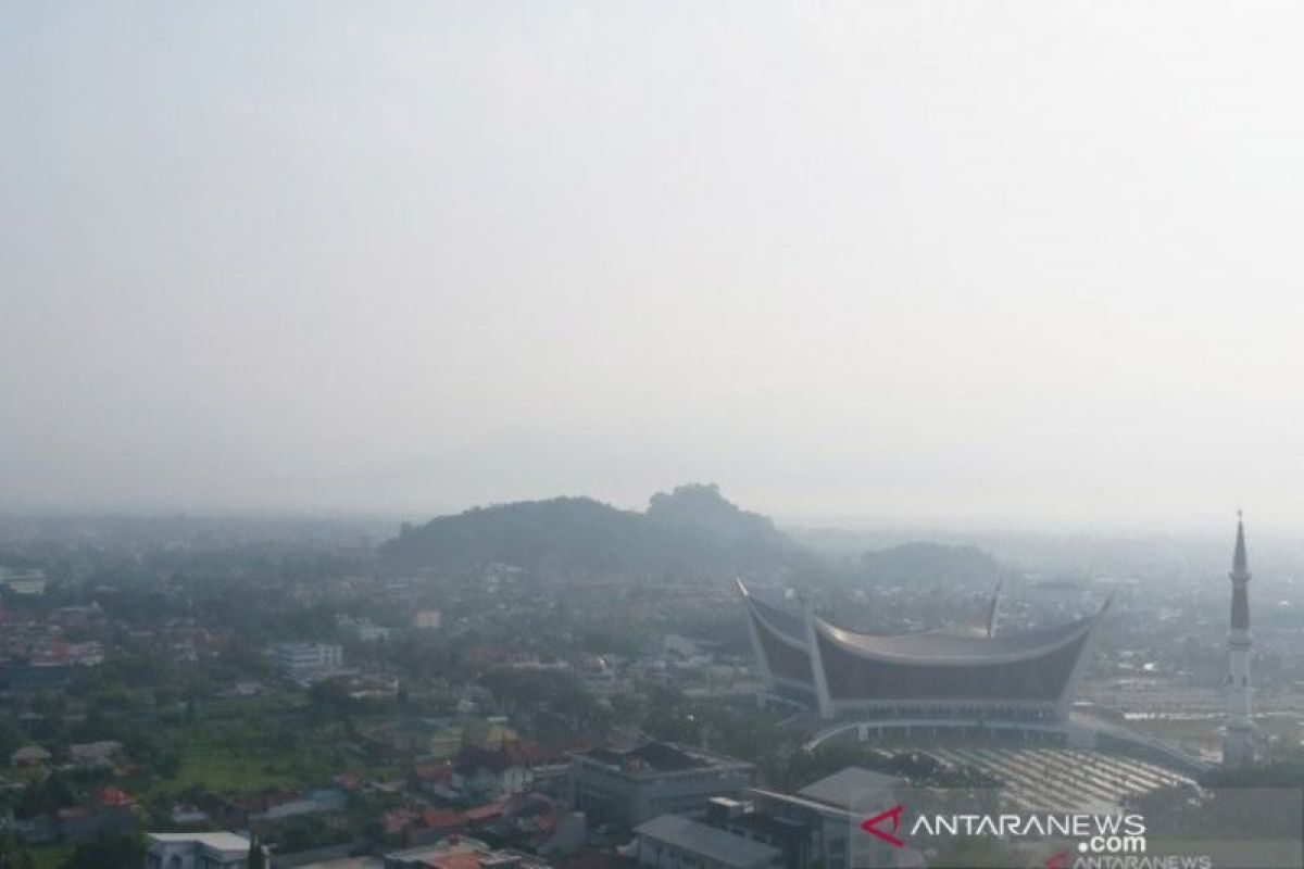 Karhutla Riau - Kabut asap selimuti Kota Padang, masyarakat dianjurkan gunakan masker