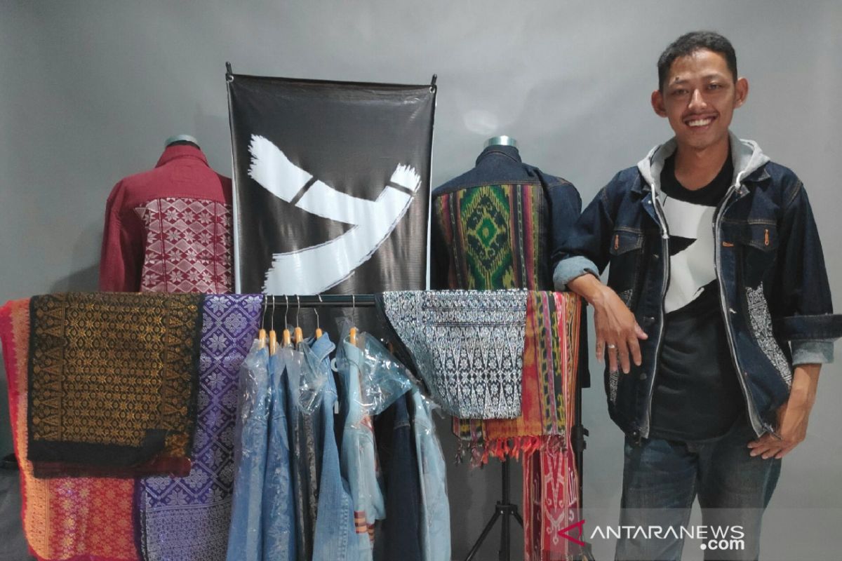 Padukan jaket denim-kain songket sebagai buah tangan khas Kalbar