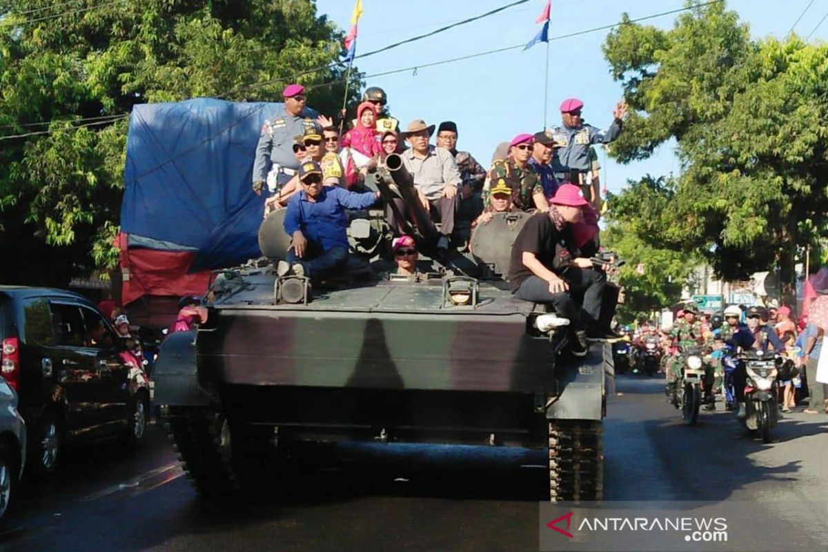 Parade alutsista TNI meriahkan Hari Jadi ke-201 Situbondo