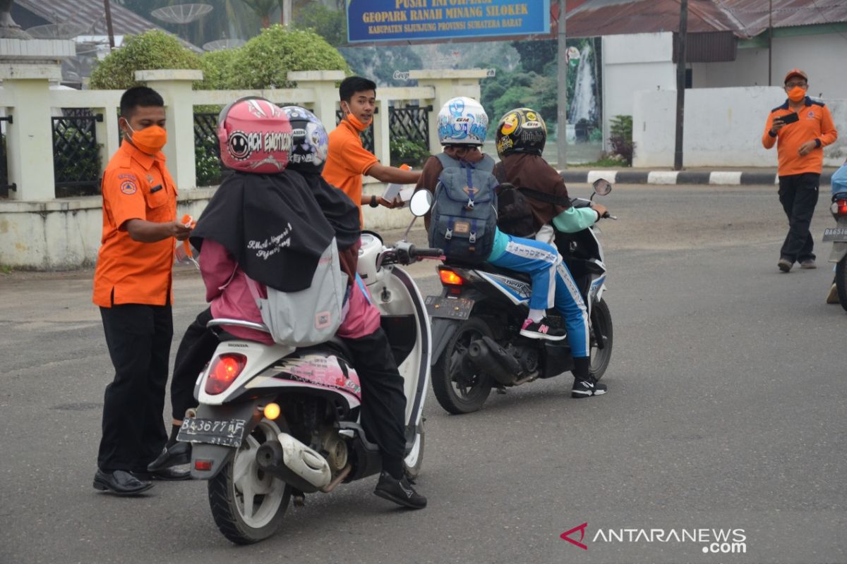 Pemkab Sijunjung antisipasi ISPA bagikan masker, kabut asap makin tebal