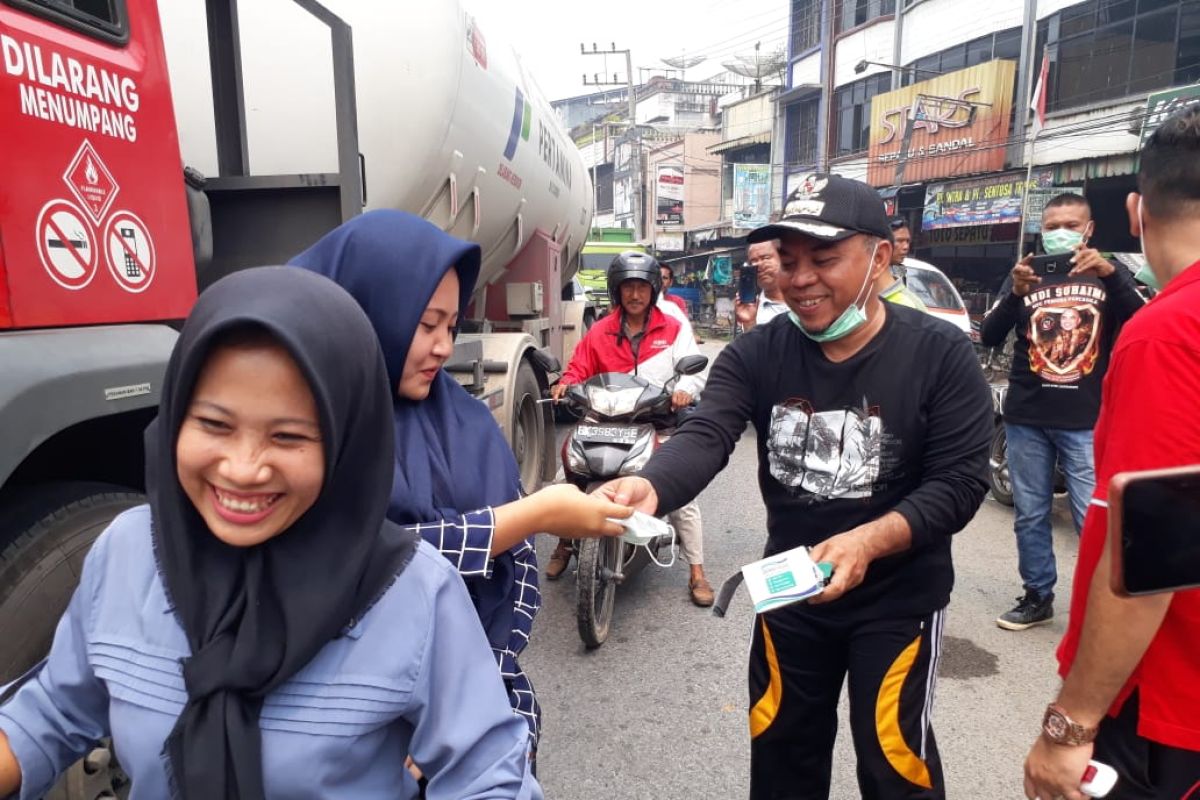 Pemkab Labuhanbatu bagikan masker antisipasi ISPA akibat polusi asap