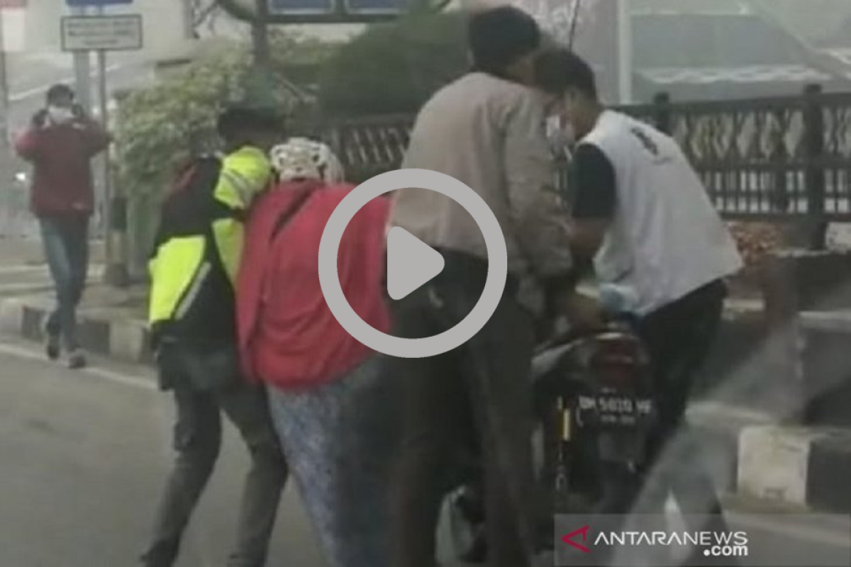 Nyaris tumbang, video pengendara sepeda motor mendadak lemas viral di media sosial