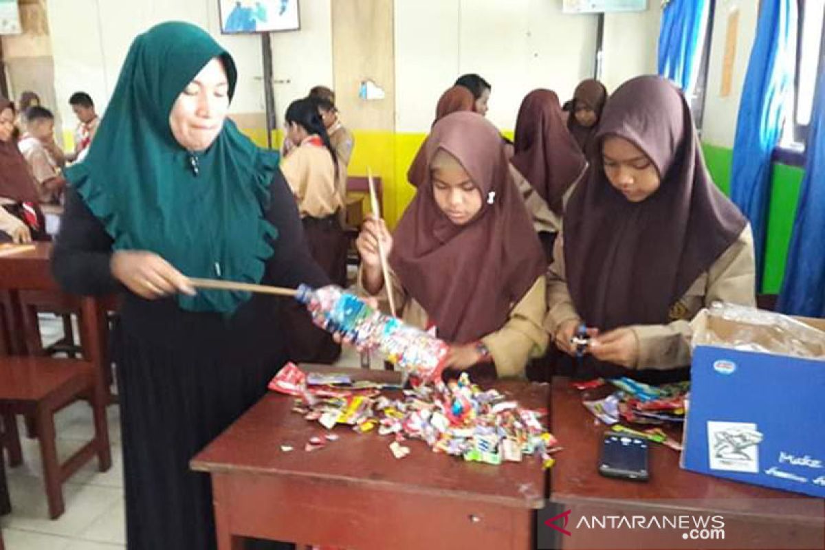 Siswa SMPN 3 Burau Luwu Timur pelatihan membuat Ecobrick