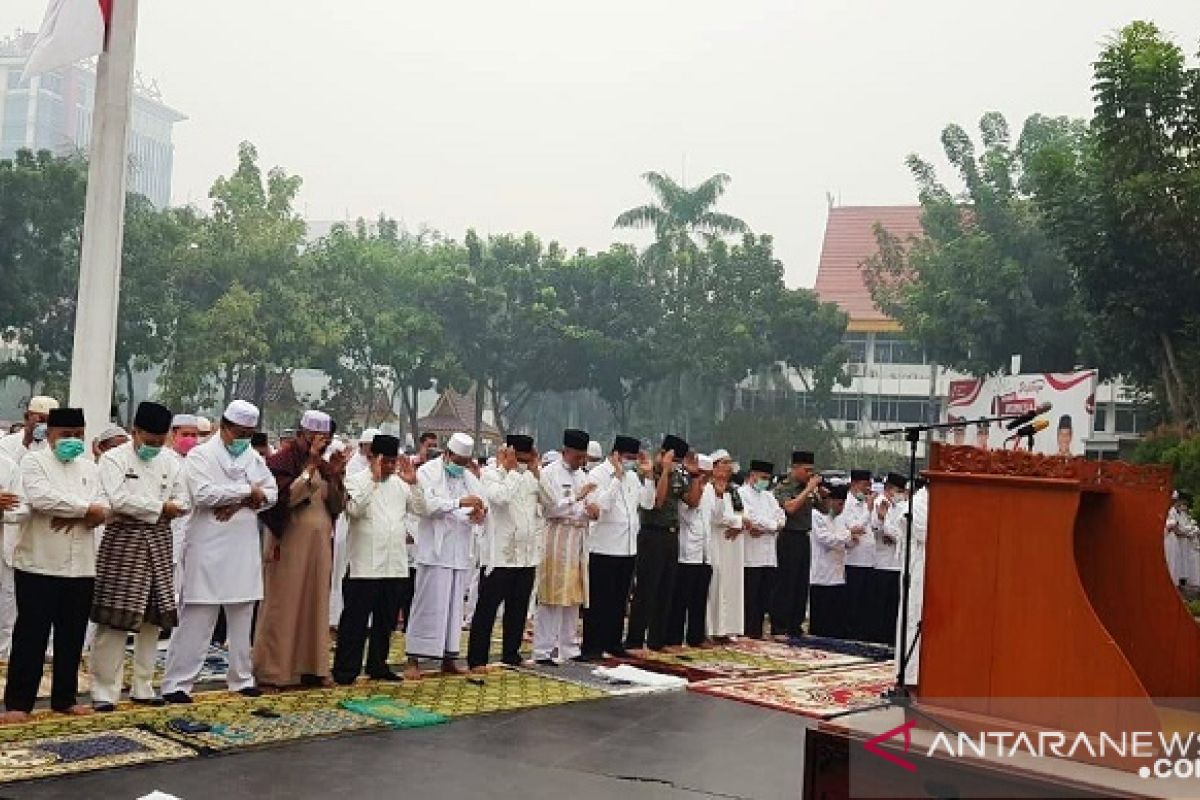 Karhutla Riau - Kabut asap kian pekat, Pemkot Pekanbaru salat minta hujan