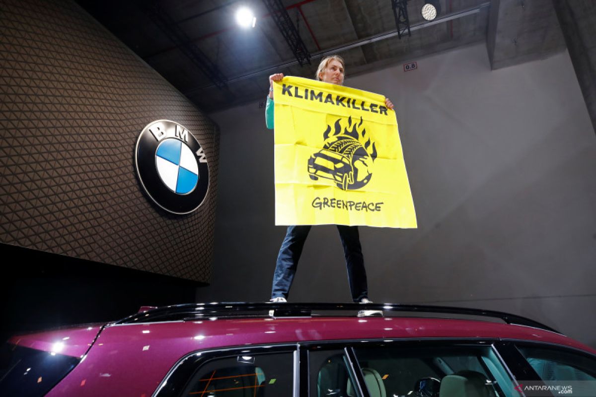 Mobil Eropa bermesin seperti "Tank", pegiat iklim protes di Frankfurt