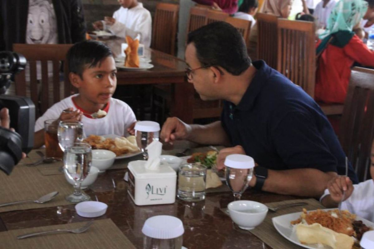 Anies santap siang bersama 200 anak yatim piatu Kepulauan Seribu