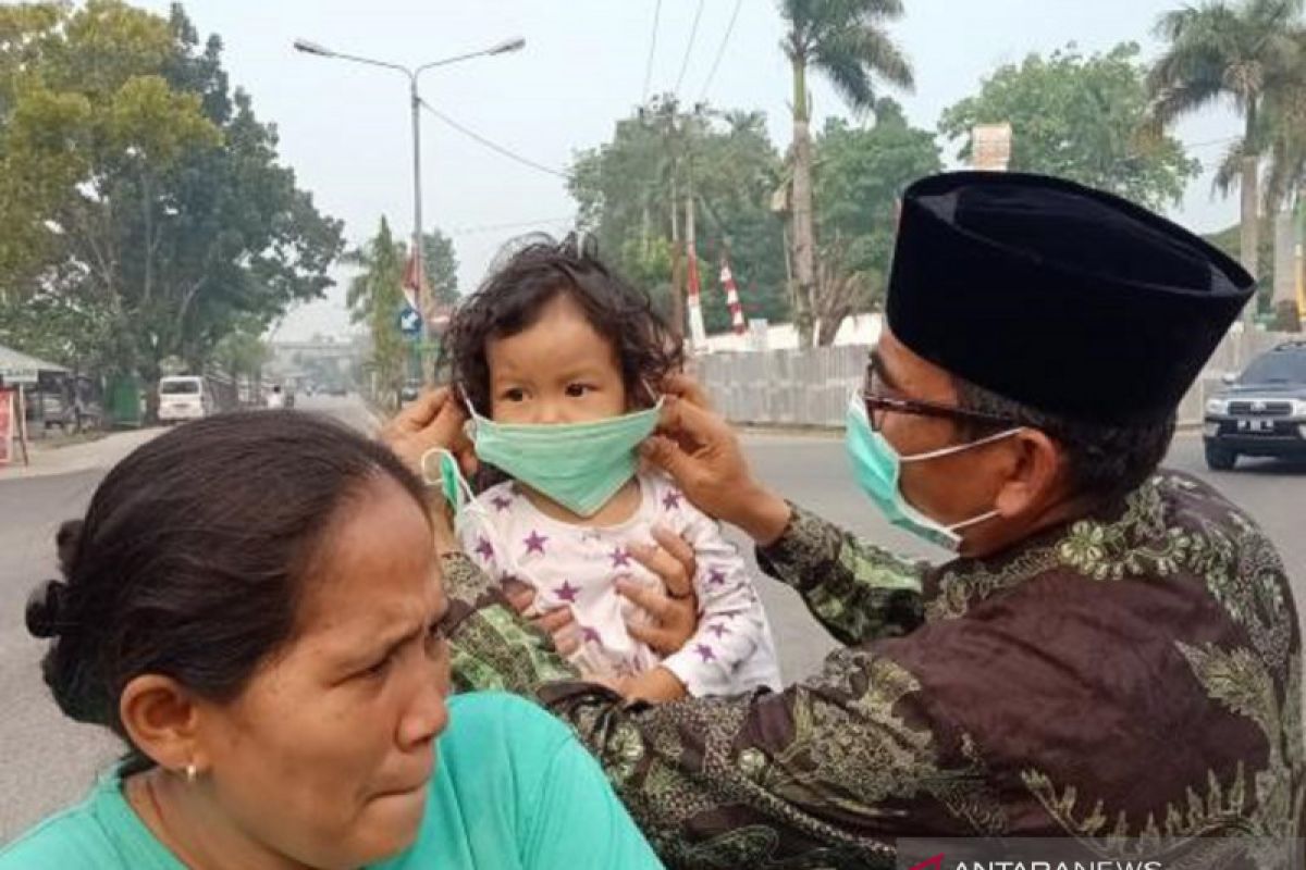 Karhutla Riau - Bupati Kuansing turun ke jalan bagi masker bagi masker