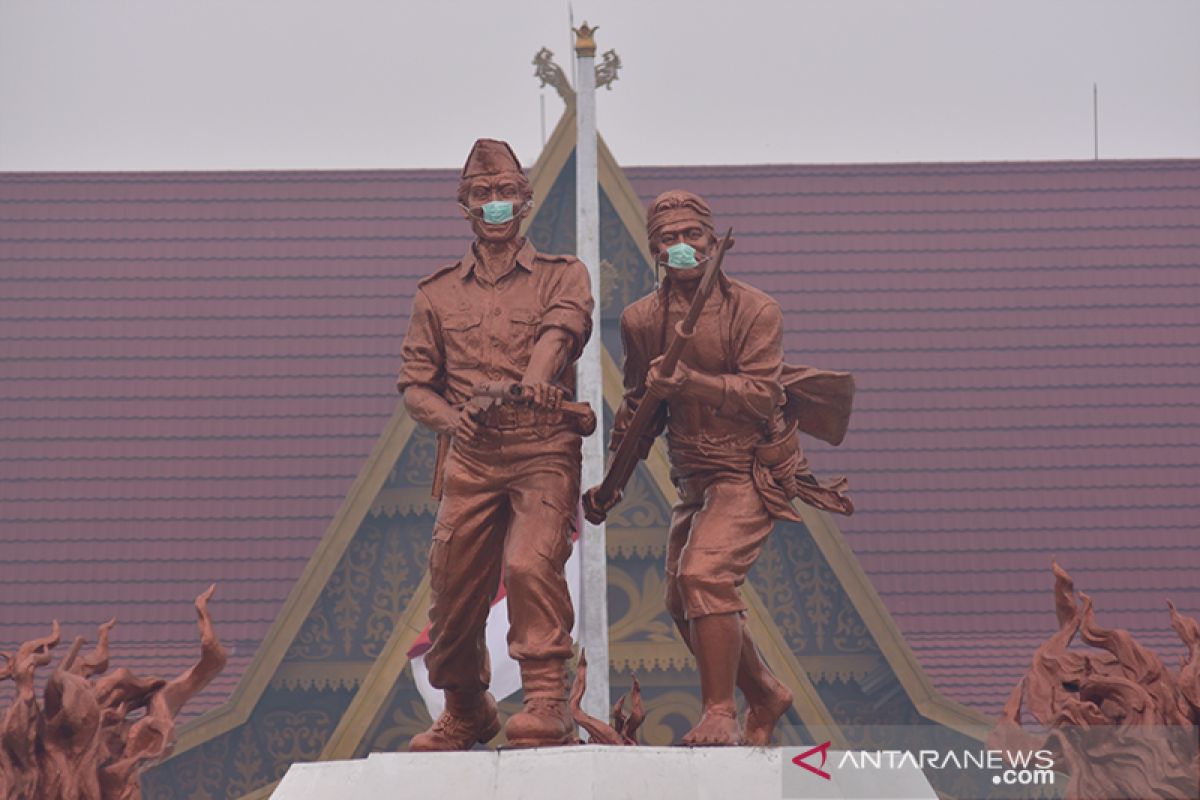 Patung Tugu Api pun dipasangi masker saat pekatnya kabut asap Pekanbaru