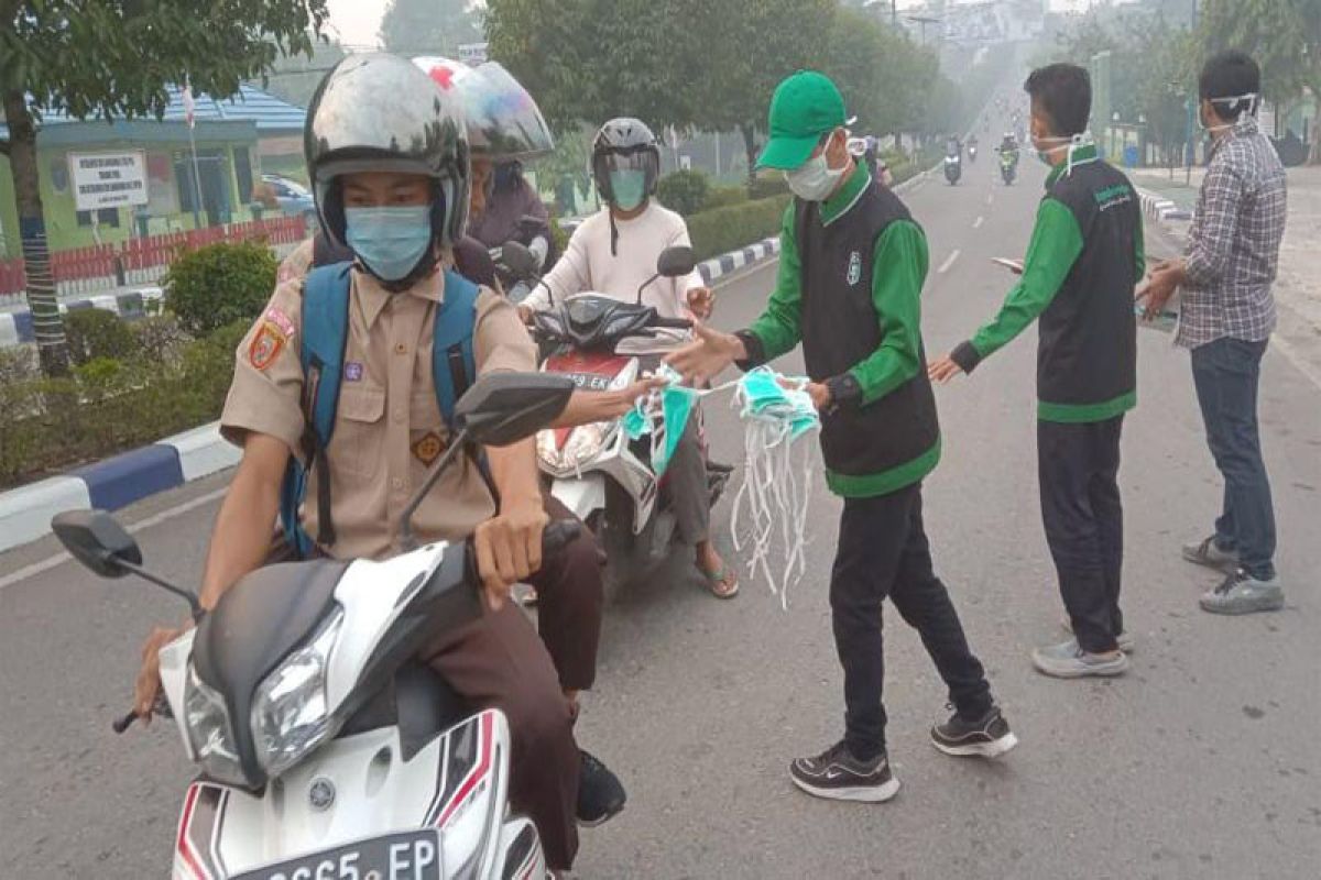 Instansi pemerintah dan mahasiswa di Muara Teweh bagikan masker